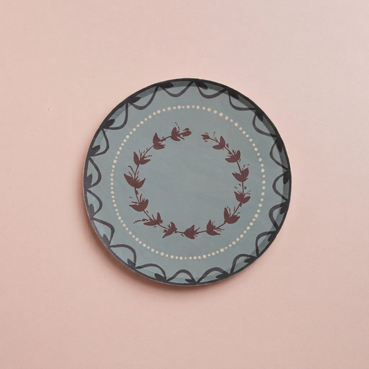 Unwrapped Fête hors d’oeuvres plate with a flat middle